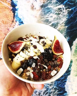 bowl énergisant at Wholywood in Paris