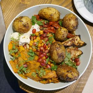 Mama bowl w/extra potatoes at Wholywood in Paris