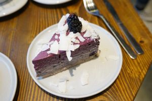 Blackberry cheesecake at Wholywood in Paris