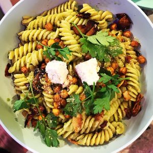 fusili sans gluten raw pesto fêta at Wholywood in Paris