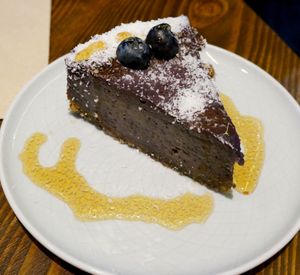 Blueberry cheesecake at Wholywood in Paris