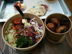 Mama bowl and smoked paprika potatoes at Wholywood in Paris