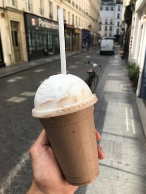 milkshake :
brownie, vanille, banane, cookie dough peanut butter, chantilly at Wholywood in Paris
