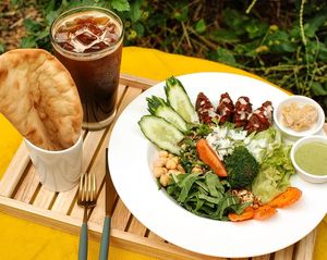 Brunch 11am-3pm.
"FALAFEL PLATE" 
beverage included, choose between tea or coffee. Take-outs OK. 500 won discount if you bring your own container!  at April and May 45 꽃피는 4월 밀익는 5월 in Busan