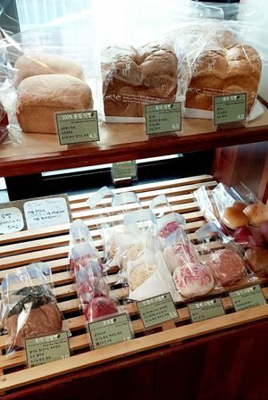 Display of bakery products at April and May 45 꽃피는 4월 밀익는 5월 in Busan