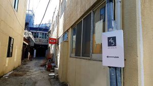 Exterior of location - finding the way at April and May 45 꽃피는 4월 밀익는 5월 in Busan