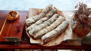 Mugwort bread filled with cream and roasted bean powder at April and May 45 꽃피는 4월 밀익는 5월 in Busan