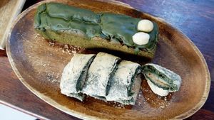 Mugwort bread and Matcha pound cake at April and May 45 꽃피는 4월 밀익는 5월 in Busan