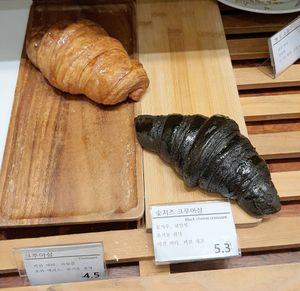 two types of croissants at April and May 45 꽃피는 4월 밀익는 5월 in Busan