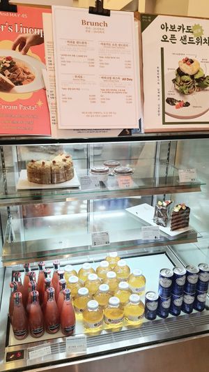display of refrigerated cakes at April and May 45 꽃피는 4월 밀익는 5월 in Busan