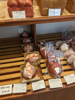 More cream buns at April and May 45 꽃피는 4월 밀익는 5월 in Busan