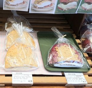 mammoth breads at April and May 45 꽃피는 4월 밀익는 5월 in Busan