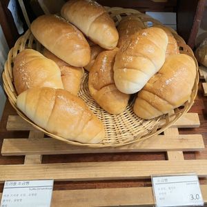 two types of salt breads at April and May 45 꽃피는 4월 밀익는 5월 in Busan