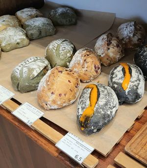 display of campagne breads at April and May 45 꽃피는 4월 밀익는 5월 in Busan