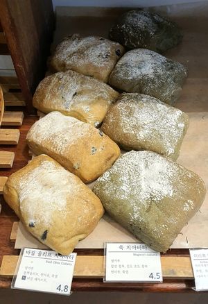 display of ciabatta breads at April and May 45 꽃피는 4월 밀익는 5월 in Busan