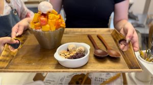 Mango bingsu 😋   at April and May 45 꽃피는 4월 밀익는 5월 in Busan