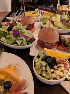 Dinner set at April and May 45 꽃피는 4월 밀익는 5월 in Busan