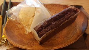 인절미 bun filled with whipped cream (almost gf) and chocolate cake (gf) at April and May 45 꽃피는 4월 밀익는 5월 in Busan