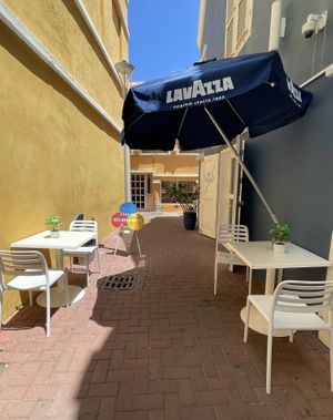 The outdoor seating area   at Cielo Gelato & Pizza in Willemstad
