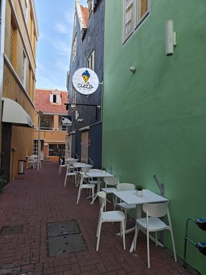 Outside seating area at Cielo Gelato & Pizza in Willemstad
