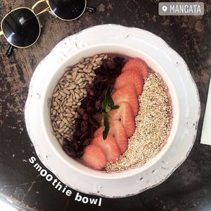 Red smoothie bowl at Mangata in Puerto Morelos