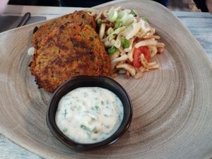 Süßkartoffel Bratlinge mit Dip und Fenchelsalat at Dii:ke in Sankt Peter-ording