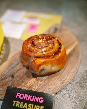cinnamon roll at Gives a Fork in Geneva