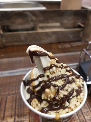 Peanut butter, chocolate sauce, chopped nuts 💚👌 at DÁPPA in East London