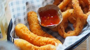 Lemon shrimp en Onion rings at Pele Surf Shack in Hook Of Holland