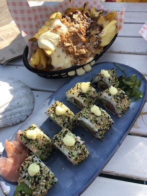 Sushi roll & patatje vrede at Pele Surf Shack in Hook Of Holland