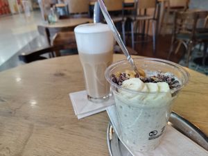 Overnight oats, Oat latte at Le Coffee in Mannheim