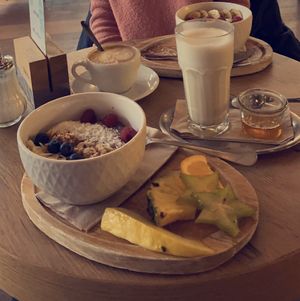 Açai bowl and oat milk coffee at Le Coffee in Mannheim