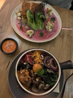 Onder bibimbap. Boven tofu katsu  at O Gambuzino in Lisbon