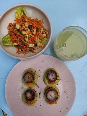 Chuchu salad, vegan scallops and homemade lemonade at O Gambuzino in Lisbon