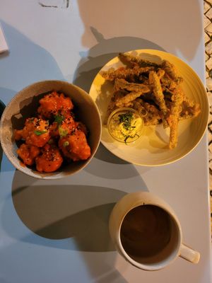 Sweet and sour cauliflower and tempura green beans with aioli at O Gambuzino in Lisbon