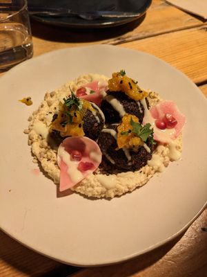 Falafel marocains, kumkwat, hummus at O Gambuzino in Lisbon