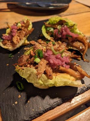 Tacos de champignons grillés, noisettes at O Gambuzino in Lisbon