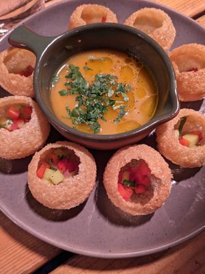 Gaspacho, pains croustillants at O Gambuzino in Lisbon