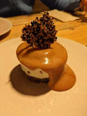 Gâteau au fauxmage, caramel de beurre d'arachide, sésames at O Gambuzino in Lisbon
