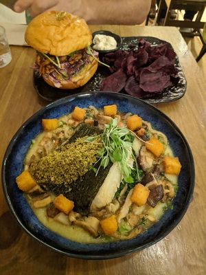 BBQ-Burger und Xerem at O Gambuzino in Lisbon