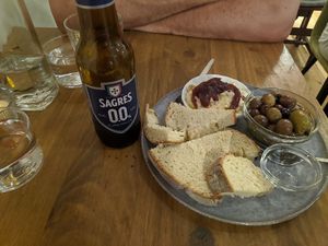 Hummus und Oliven at O Gambuzino in Lisbon