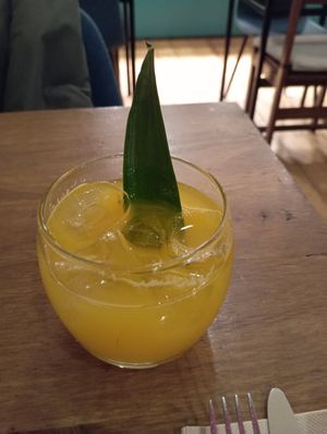 Sumo do dia (laranja e ananás) at O Gambuzino in Lisbon