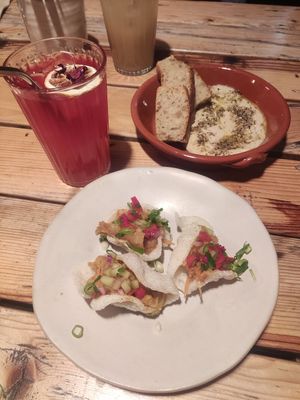 Crackers with kimchi at O Gambuzino in Lisbon