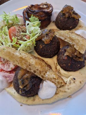 Falafel with hummus at O Gambuzino in Lisbon
