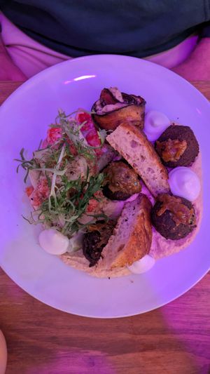 Falafel & hummus at O Gambuzino in Lisbon
