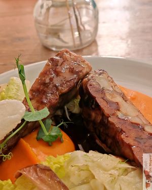 white beans and tempeh with sunflower seeds, sweet potato, fennel, radicchio and tamarind at O Gambuzino in Lisbon