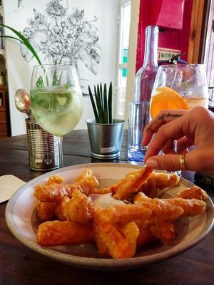 Tempura de Batata Docs. the famous, seriously crispy, sweet potato chips with vegan aoili at O Gambuzino in Lisbon