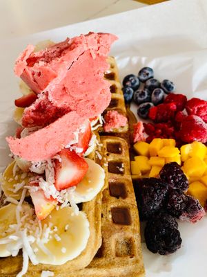 Rainbow Waffles 🧇 🌈 with strawberry icecream 🍨 🍓  to go...! 😍 at Waicura in Loreto
