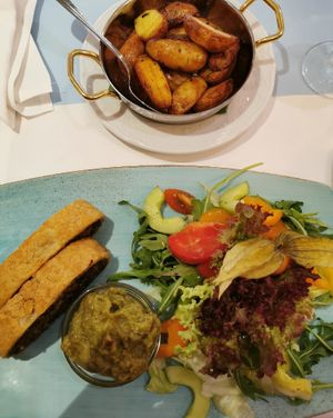 Quinoa-Gemüse-Strudel mit Rosmarin-Kartoffelspalten und Avocado-Tomaten-Dip at Schröders at Kurhaus am Inselsee in Guestrow
