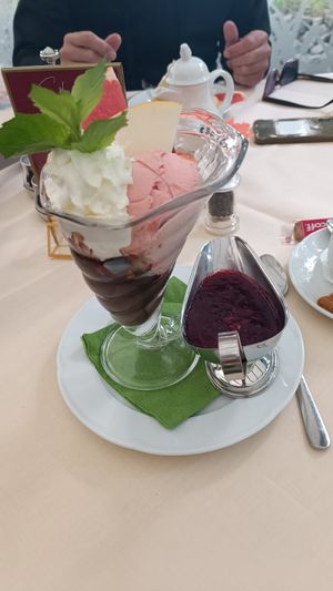 Heiße Liebe mit Schoko- und Erdbeereis, veganer Schlagsahne und heißen Himbeeren at Schröders at Kurhaus am Inselsee in Guestrow